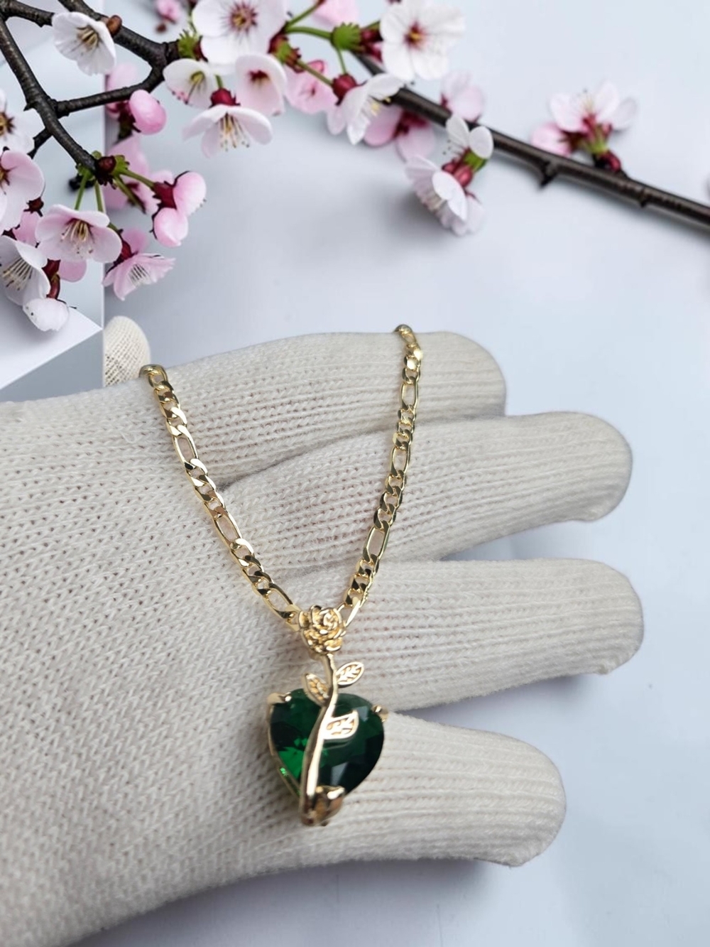 Emerald Green Heart Pendant Necklace Gold Leaf Vine Design Women’s Fashion Jewel